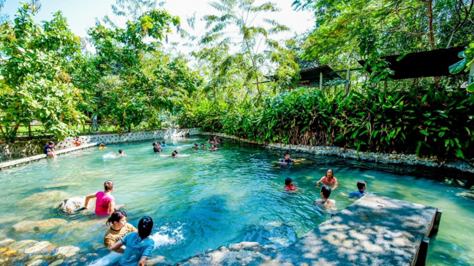 Bo Khlueng Hot Stream