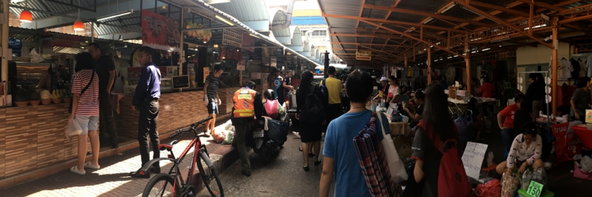 GET A GLIMPSE OF BANGKOK’S LOCAL SHOPPING AT KHLONG SAN MARKET
